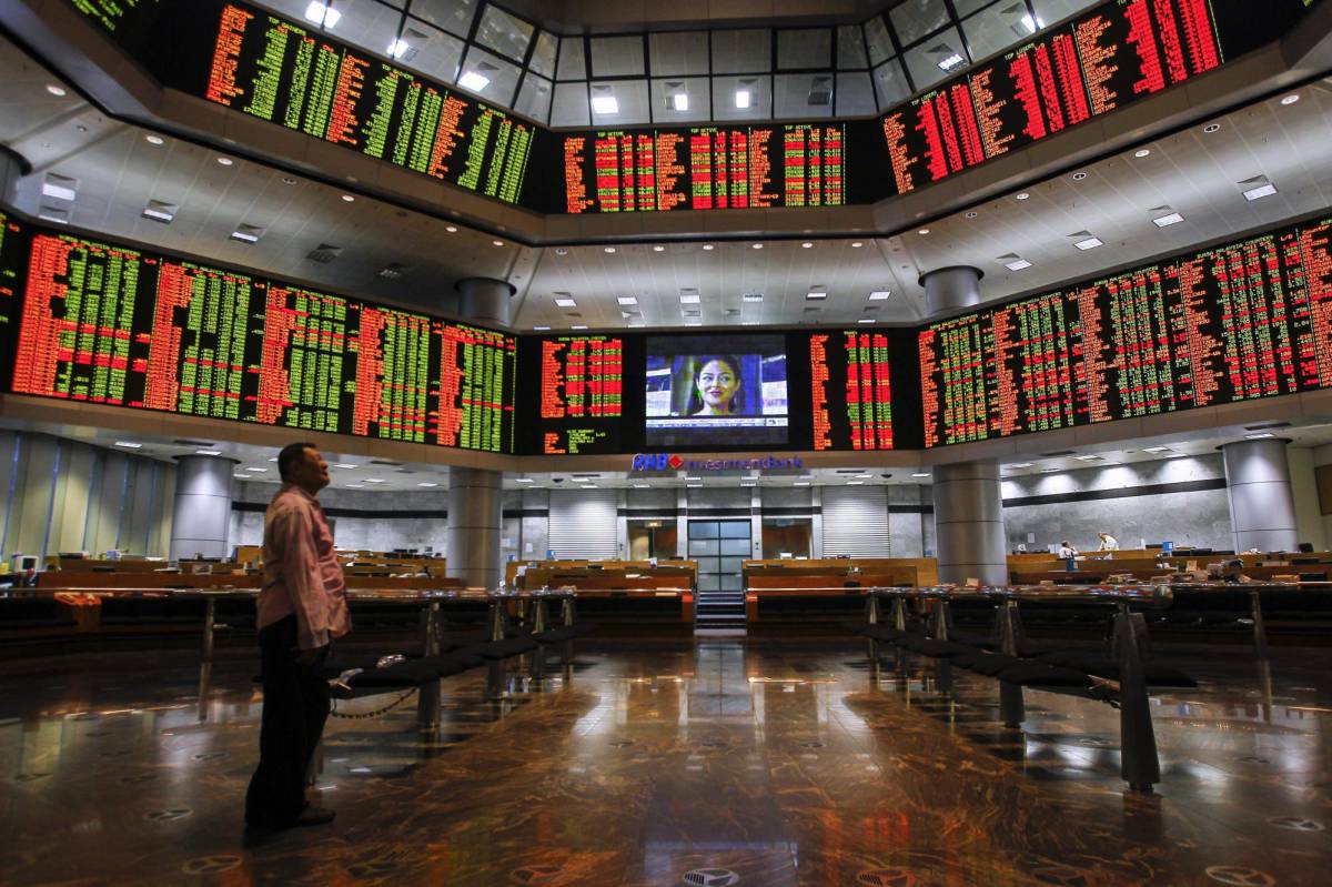 Paneles informativos muestran los datos de la bolsa en Kuala Lumpur (Malasia).