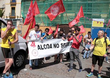 Trabajadores de Alcoa, durante la 'Marcha del Aluminio' iniciada el pasado jueves en Asturias.