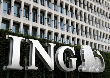 Logo de ING en la sede central del grupo en Bruselas, Bélgica.
