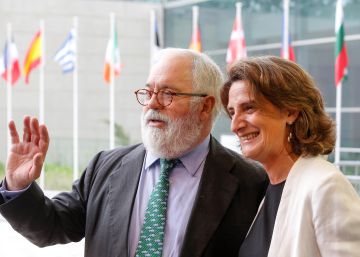 El comisario de Acción por el Clima, Miguel Arias cañete, y la ministra para la Transición Ecológica, Teresa Ribera, en una imagen de archivo.