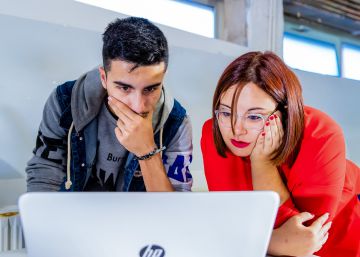 Dos jóvenes haciendo prácticas.
