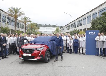 El presidente de la Xunta, Alberto Núñez Feijóo, e Ignacio Bueno, director de la planta de PSA en Vigo, destapan el nuevo Peugeot 2008.