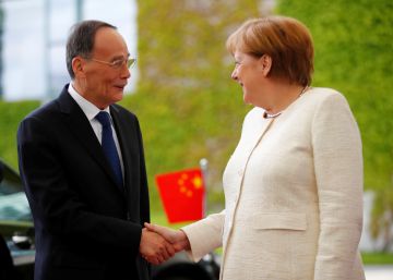 La canciller alemana, Angela Merkel, recibe al vicepresidente chino, Wang Qishan, en la sede de la cancillería en Berlín, el pasado 31 de mayo.