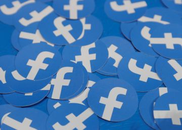Etiquetas con el logo de Facebook.