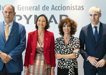 La ministra de Industria, Comercio y Turismo en funciones, Reyes Maroto, (segunda por la izquierda) durante la clausura de la junta general ordinaria de accionistas de Pymar.