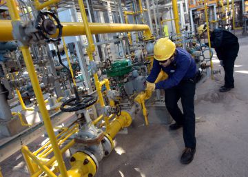 Trabajadores en una refinería.