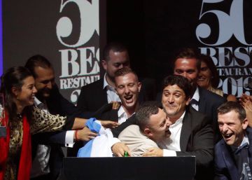 El chef argentino Mauro Colagreco, del restaurante Mirazur celebra con su equipo el primer puesto de la lista de los 50 mejores del mundo.