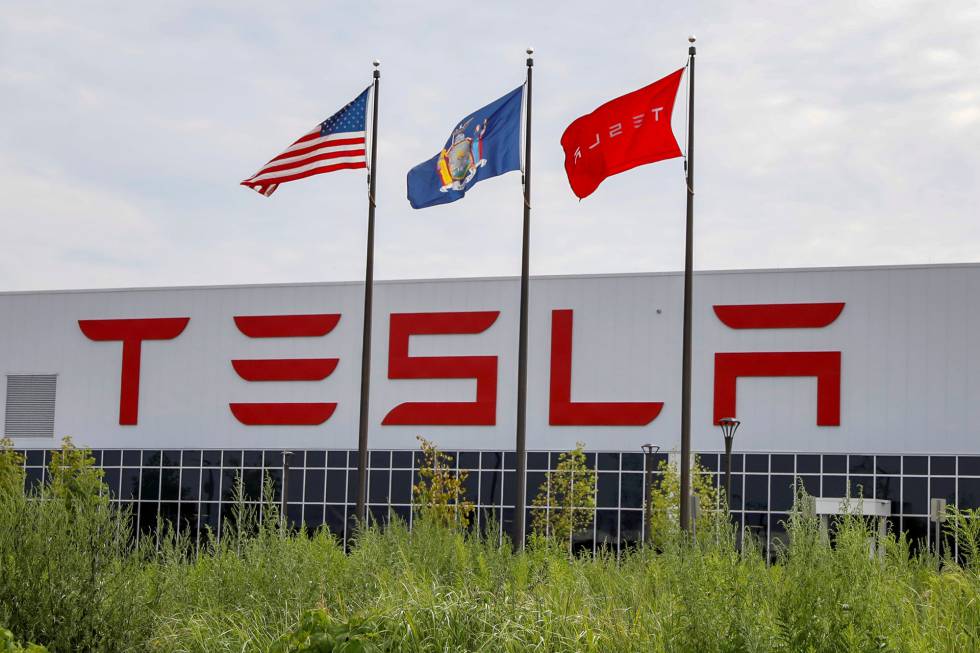Tesla quiere ser más independiente y ya desarrolla sus propias baterías