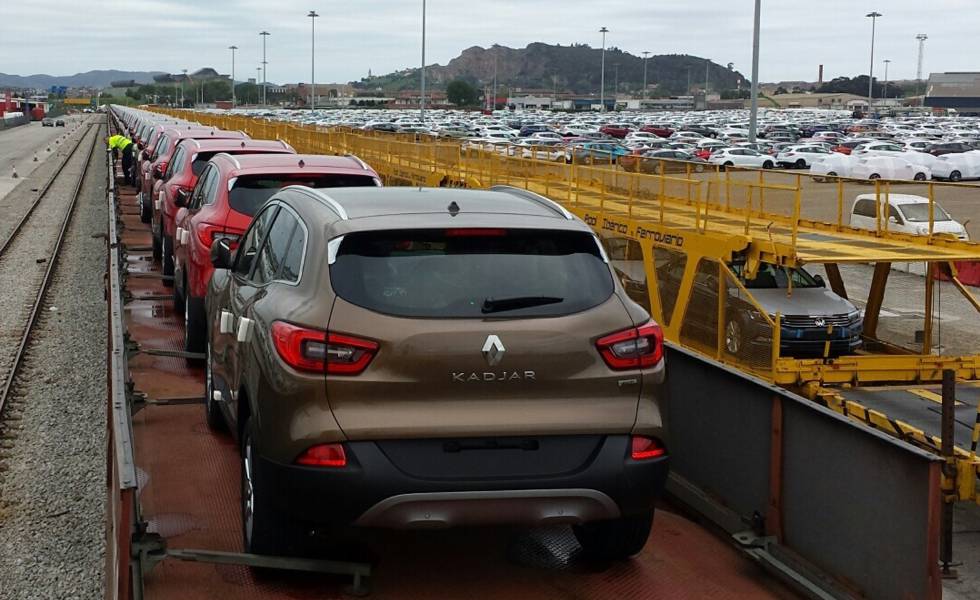 Decenas de vehículos Renault sobre un tren de mercancías.