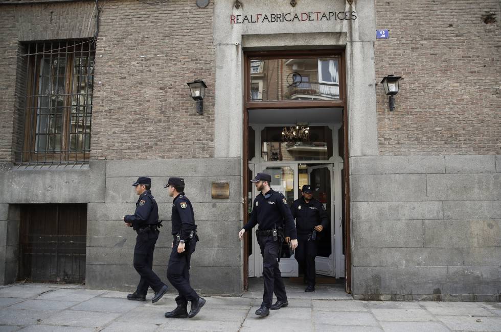 Agentes de policía Nacional abandonan la Real Fábrica de Tapices después de hacerle entrega hoy a su exdirector Livinio Stuyck una orden de desalojo.