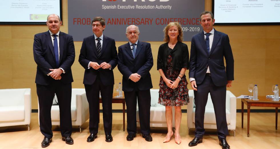 El exvicepresidente de la Comisión Europea Joaquín Almunia (centro), el De izquierda a derecha, Francisco Uría, moderador del evento, José Ignacio Goirigolzarri, presidente de Bankia, Margadita Delgado, subgobernadora del Banco de España y el exsecretario de Estado de Economía y presidente de Rothschild, Íñigo Fernández de Mesa.