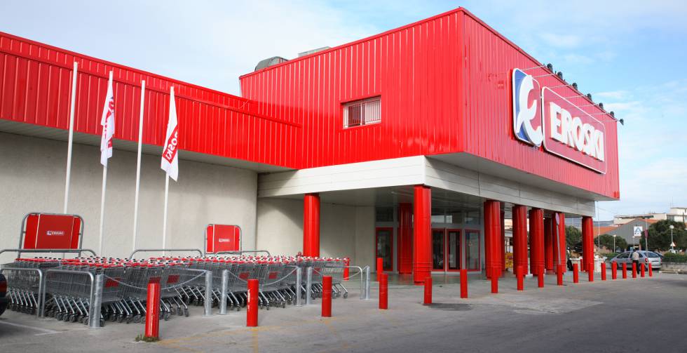 Eroski pone en venta una veintena de hipermercados para cumplir con la banca