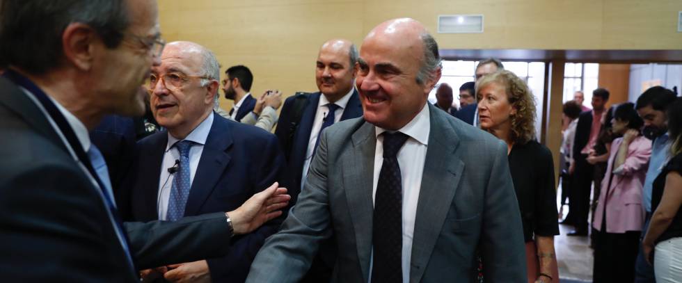 Jordi Gual, presidente de CaixaBank, saluda a Luis de Guindos, vicepresidente del BCE. a la izquierda, Joasquín Almunica, excomisario de la Comisión Europea, y atrás Margarita Delgado, subgobernadora del Banco de España, el viernes pasado en las jornadas del décimo aniversario del FROB