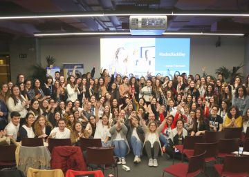 Jóvenes participantes en el Hack Day. Entre ellos había 100 universitarias.