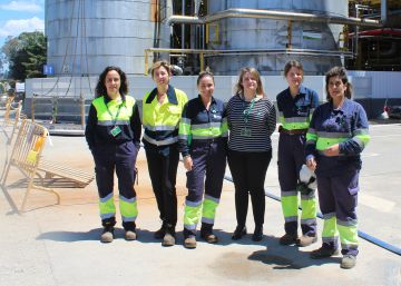 Grupo de trabajadoras de la biofábrica de Pontevedra.