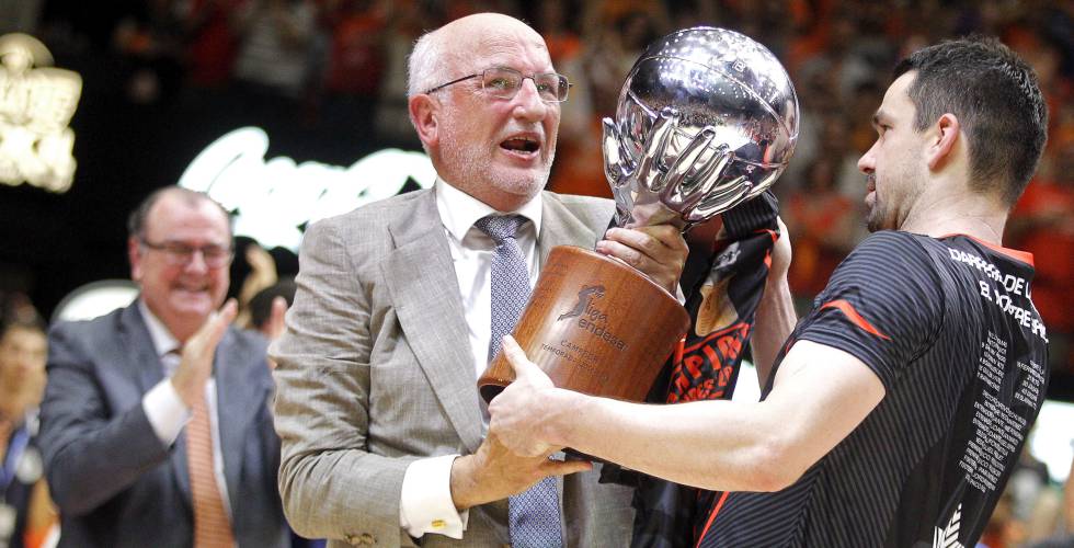 Juan Roig levanta el trofeo de la liga ACB, ganado por el Valencia Basket en 2017.