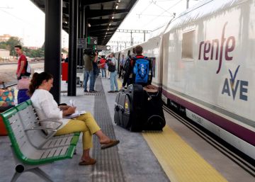 Renfe anula 320 trenes por la huelga de 23 horas del lunes Renfe anula 320 trenes por la huelga de 23 horas del lunes