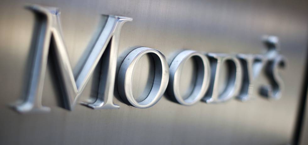 Moody's rebaja la perspectiva de la banca española por su lentitud para 'soltar' ladrillo