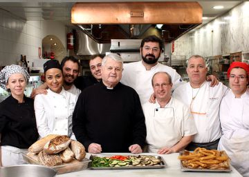 El cura Luis Lezama, con parte de su equipo de cocina.