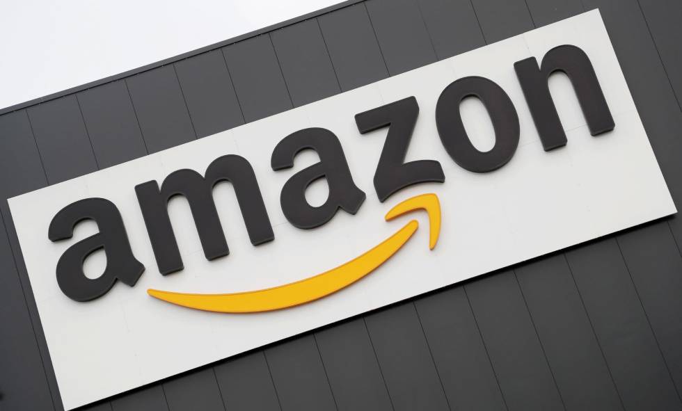 Logo de Amazon en un centro de distribución