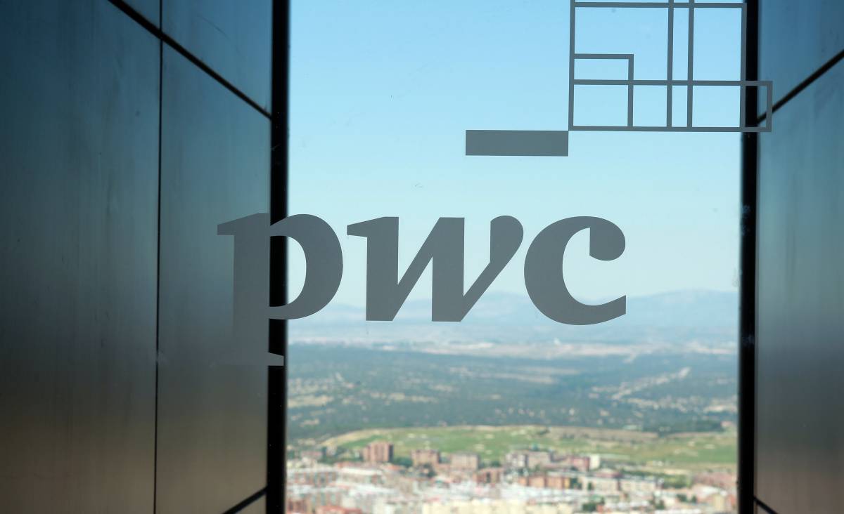 El logo de PwC en su sede de Madrid.