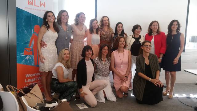 Las seis ponentes del evento posan con algunas de las mujeres miembros de la Asociación Women in a Legal World, ayer en la sede del despacho DLA Piper.