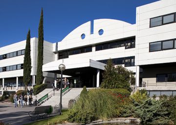 Exterior del edificio A del campus de Villaviciosa.