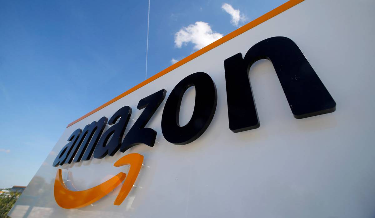 Logo de Amazon en un centro logístico.