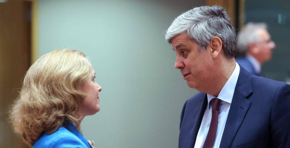 La ministra de Economía, Nadia Calviño, y el presidente del Eurogrupo, el portugués Mário Centeno, la semana pasada en Bruselas.
