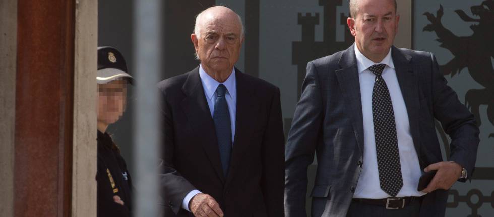 El expresidente de BBVA Francisco González a su salida de la Audiencia Nacional, en el que declaró como testigo en el marco del juicio por la salida a Bolsa de Bankia el pasado mes de abril
