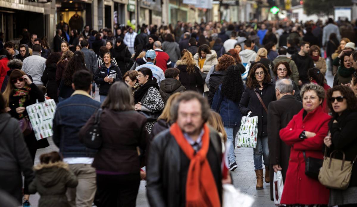 Personas caminan en Madrid en la época de Navidad.