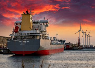 Amanecer en el puerto de Bilbao, imagen ganadora del tercer Premio Eolo de Fotografía 2019.