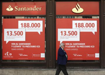 Un hombre camina frente a un banco Santander