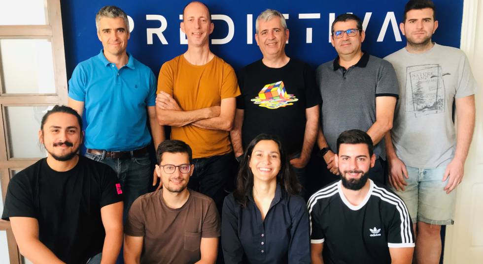 Pablo Enciso, CEO de Predictiva (arriba, el primero por la izquierda), junto a gran parte del equipo de la startup malagueña.