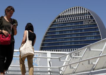 El juez sospecha que la cúpula de BBVA consintió contratar a Villarejo El juez sospecha que la cúpula de BBVA consintió contratar a Villarejo