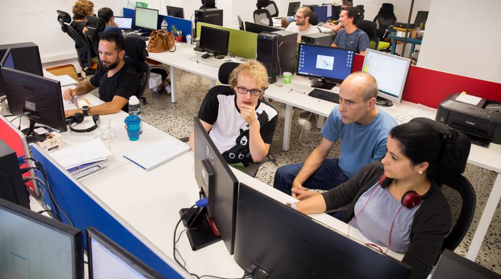 Vista de los trabajadores en la oficina de Sabadell.