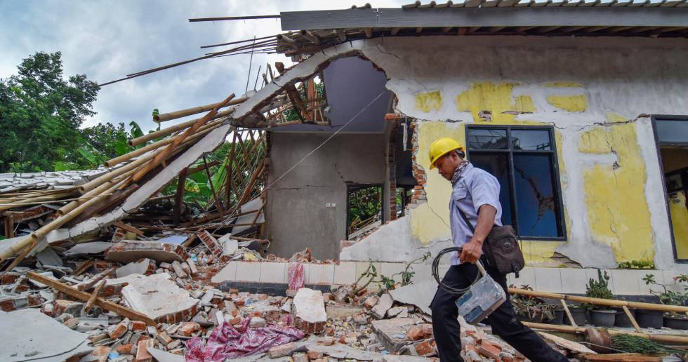 Un hombre camina entre los escombros de una casa tras un terremoto de 5,5 grados de magnitud registrado en marzo en la isla de Lombok, Indonesia.