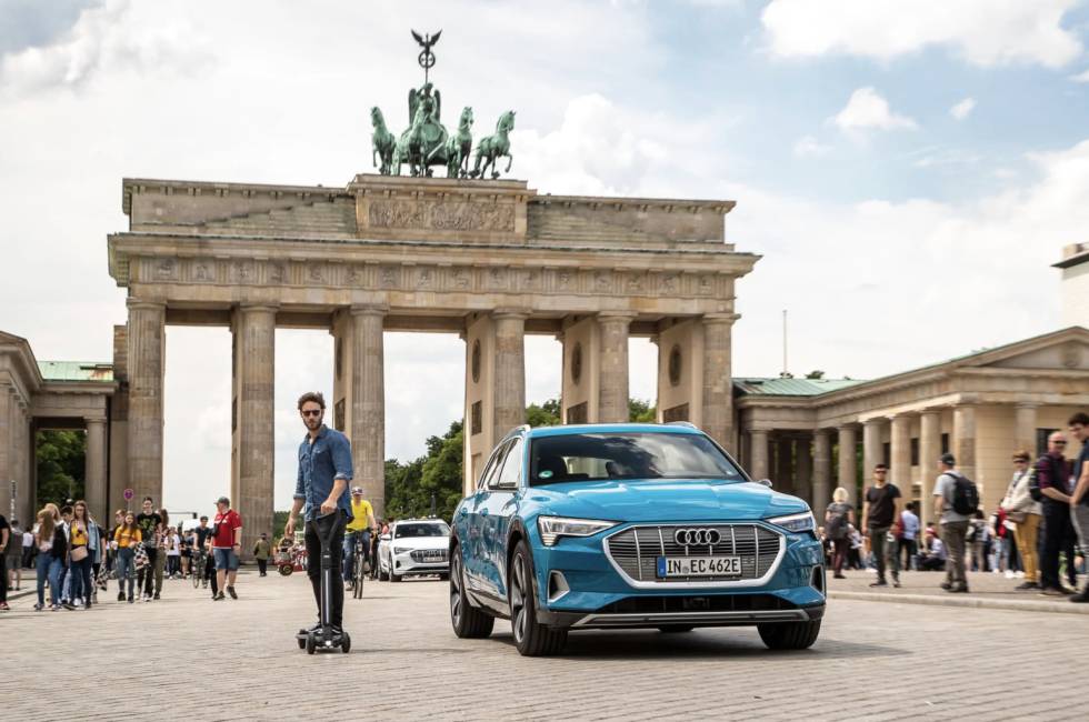Audi e-tron Scooter vs Audi e-tron, a secas.