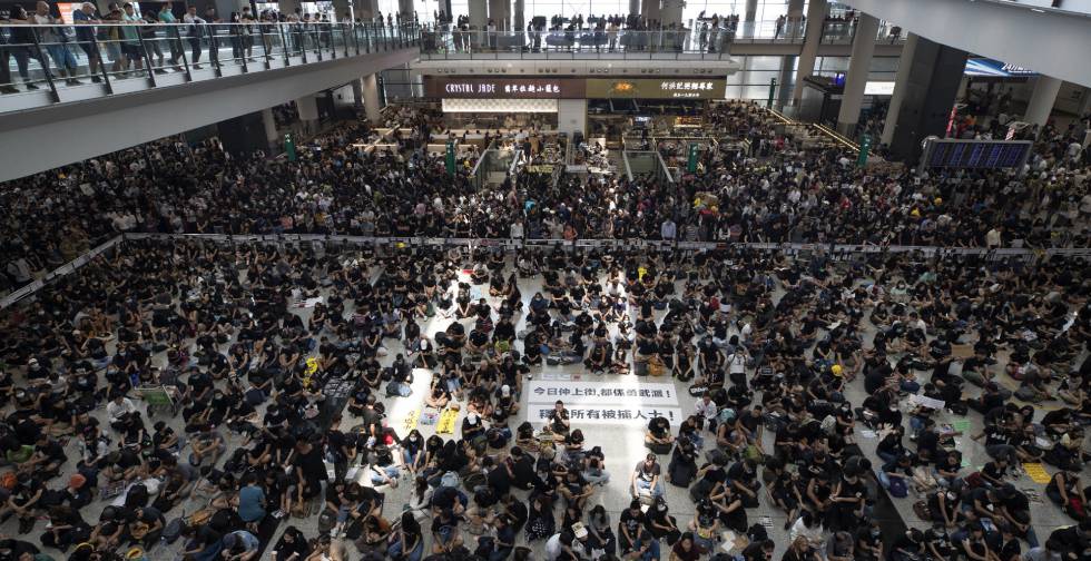 El aeropuerto de Hong Kong cancela todos los vuelos por las protestas