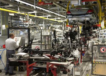 Línea de montaje de Opel en Ruesselsheim, Alemania.