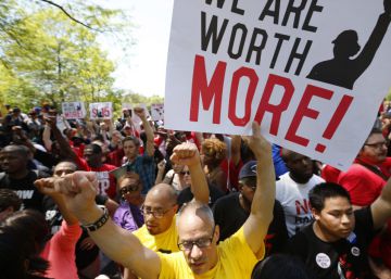 Trabajadores de McDonald’s, reclamando subidas salariales ante la sede de la empresa, en Washington (EE UU).