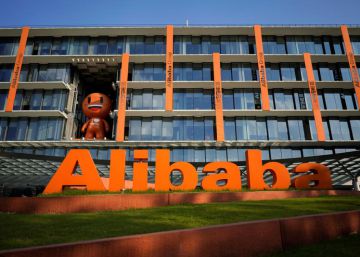 Logo de Alibaba en su sede, en Hangzhou (China).