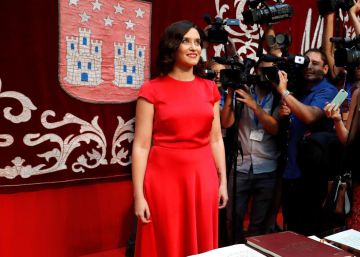 Isabel Díaz Ayuso toma posesión de su cargo como presidenta de la Comunidad de Madrid.