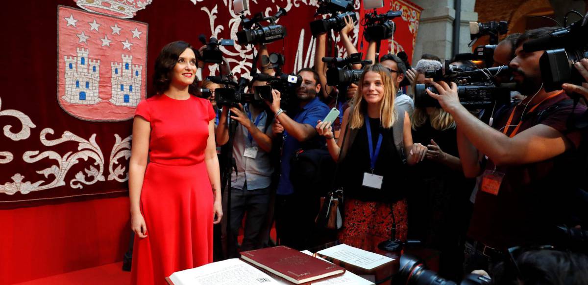 Isabel Díaz Ayuso toma posesión de su cargo como presidenta de la Comunidad de Madrid.