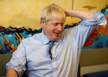 Boris Johnson, primer ministro británico, durante la visita a un hospital.