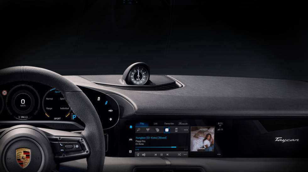 Porsche Taycan EV con Apple Music en su consola.