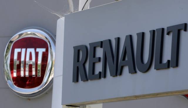 Logotipos de Fiat y Renault, en la ciudad francesa de Niza.