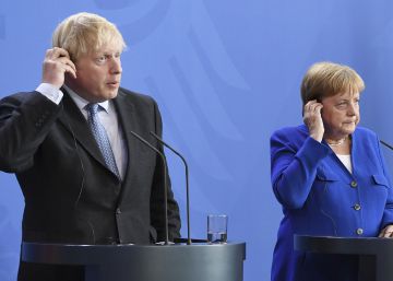 La canciller Angela Merkel, junto con el primer ministro británico, Emmanuel Macron, ayer en Berlín.
