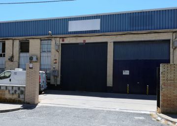 Fachada del edificio desde el que se ha comercializado la carne contaminada con listeriosis, en Sevilla.