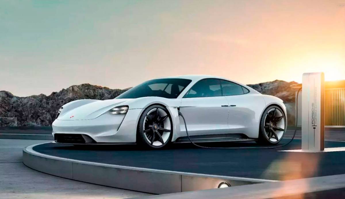 Porsche muestra el interior de su Taycan eléctrico: 3 pantallas, modo oscuro y más